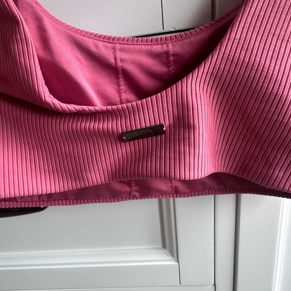 🔥 Gymshark Essence Bikini Top Scoop Neck Ribbed
Maroon Blush Pink Swimwear - Picture 4 of 5